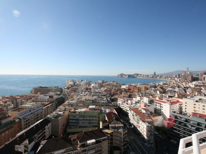 Spectacular large penthouse in Benidorm center for sale (reform)