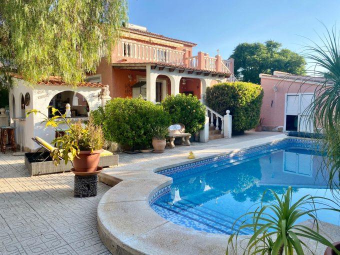 Villa with garage and pool and beautiful garden in Alfaz del Pi